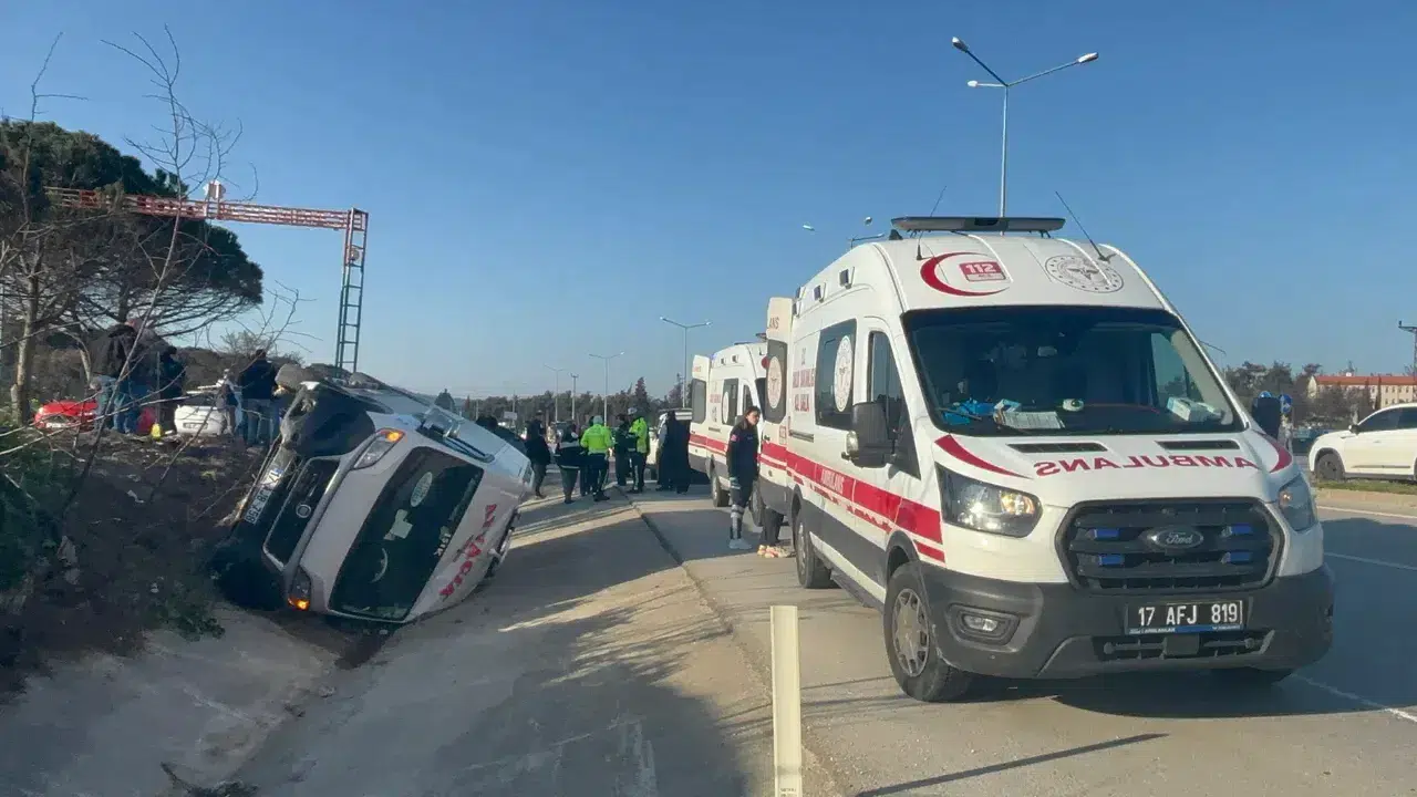 Çanakkale-İzmir Yolunda Dehşet Anları! Minibüs Su Menfezine Savruldu