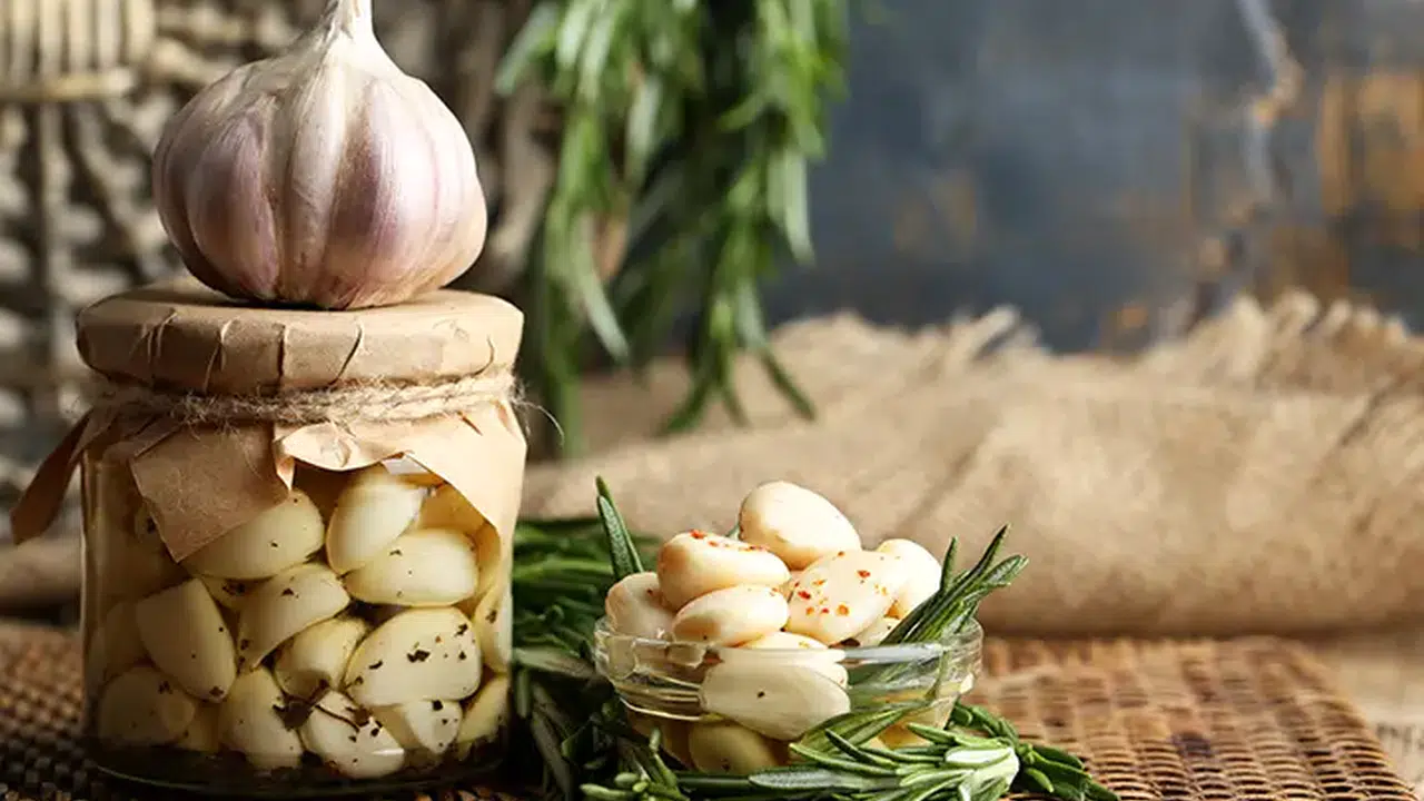 SARIMSAK KAVANOZDA SAKLANIR MI: Neden bozulur, Sarımsak aylarca nasıl taze kalır?