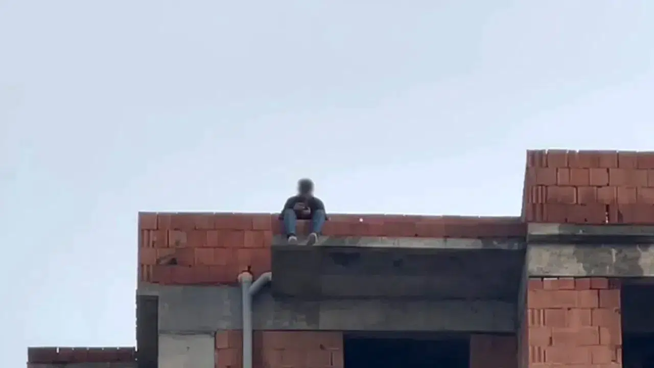 Antalya'da 9 Katlı Binanın Tepesinde İkna Çabası! Telefon Tartışması Krize Döndü