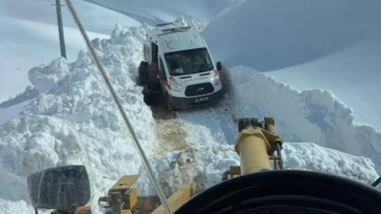 Ağrı’da 2 metrelik kar engelini aşan ekipler hastaya ulaştı