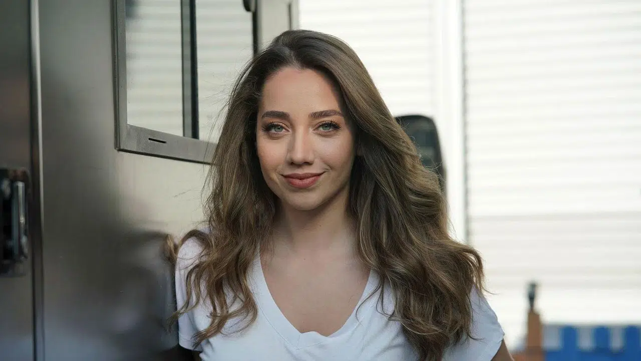 ETS REKLAMINDA KİM OYNUYOR! Özge Özacar ne iş yapıyor, yaşı kaç, aslen nereli, nerede oynadı?