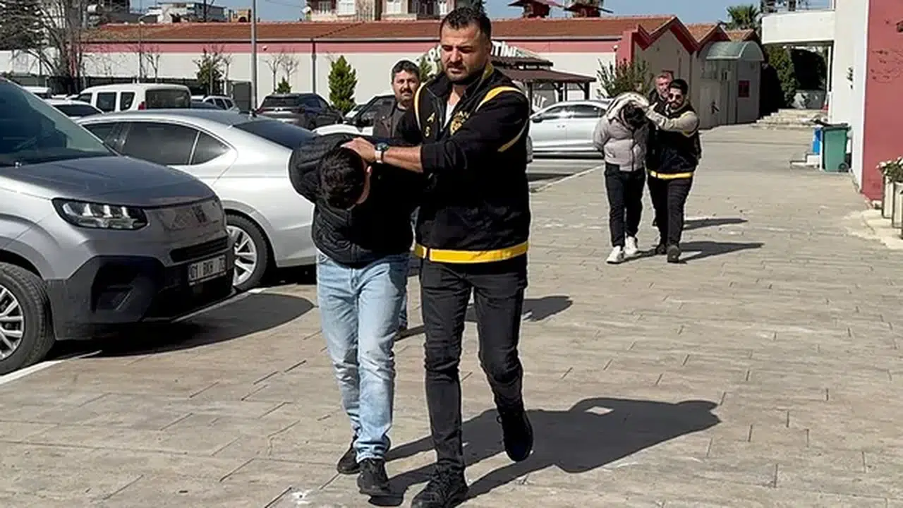 Adana'da yol verme tartışması kabusa döndü: Aracın camına vurdular, yetmedi kolunu kırdılar...