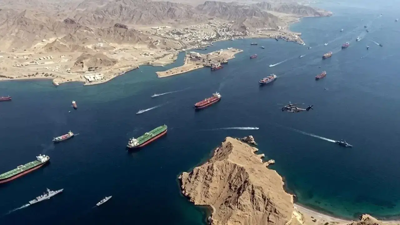 Hürmüz Boğazı’nda Tarihi Yoğunluk: 1900 Geminin Geçişi Beklemede