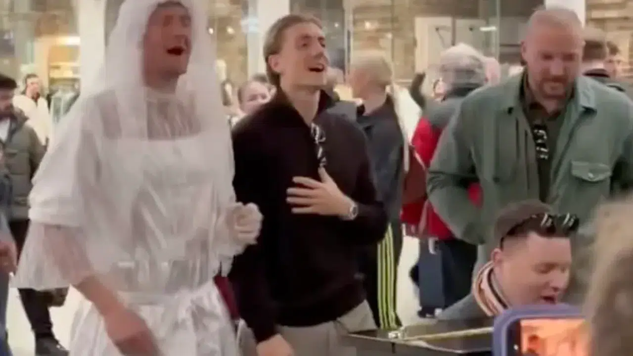 JOE WORRALL NEDEN GELİNLİK GİYDİ? Havalimanında ne yaptı, video neden viral oldu, Beşiktaş’ta ne zaman oynadı?