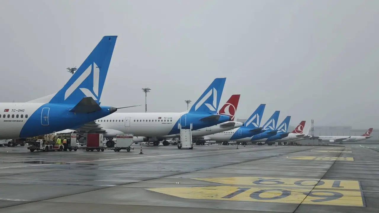 Uçaklar Havada Tur Attı! İstanbul’da Yoğun Yağış Uçuş Trafiğini Aksattı