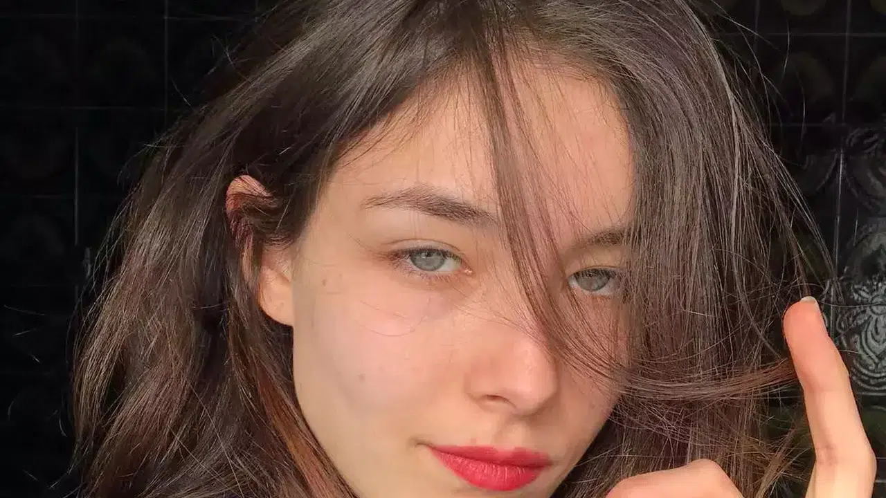 Tuğba Sungurluoğlu boyu kaç cm, kilosu kaç, kaç yaşında, aslen nereli, evli mi, eşi kim, hangi dizi ve filmlerde oynadı?