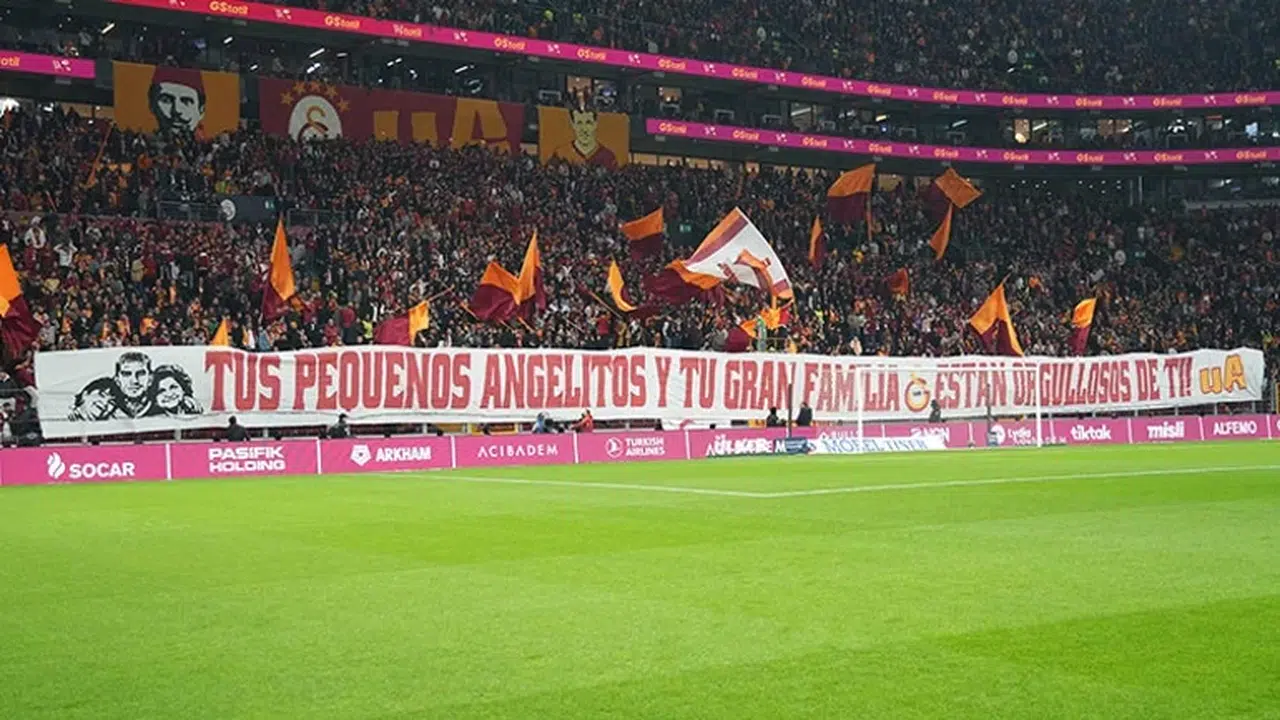 Galatasaray taraftarı Torreira’ya neden pankart hazırladı? Pankartta ne yazıyor, ailesi neden yer aldı?
