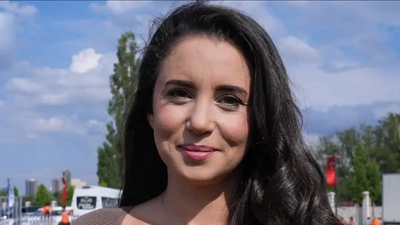 Karsu Dönmez Hangi Ülkede Doğdu, Aslen Nereli?