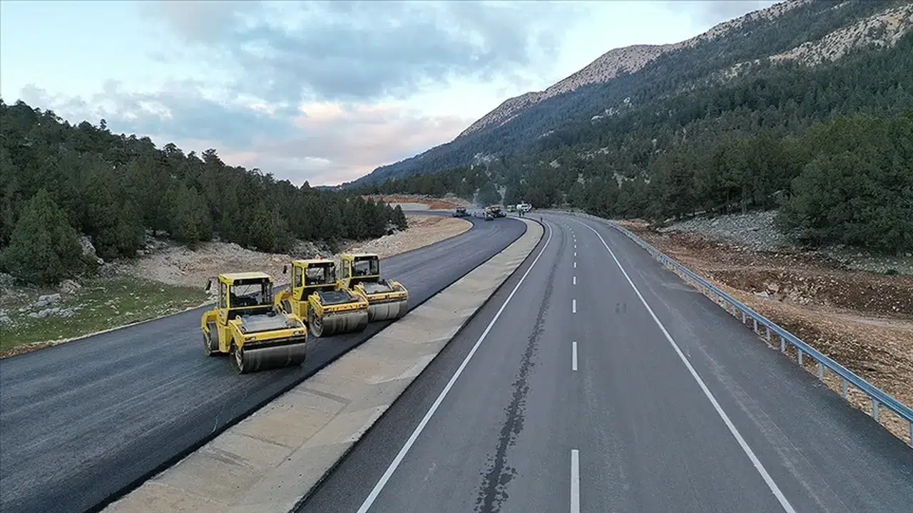 Sürücüler dikkat: Türkiye genelinde trafiği etkileyen yol çalışmaları açıklandı
