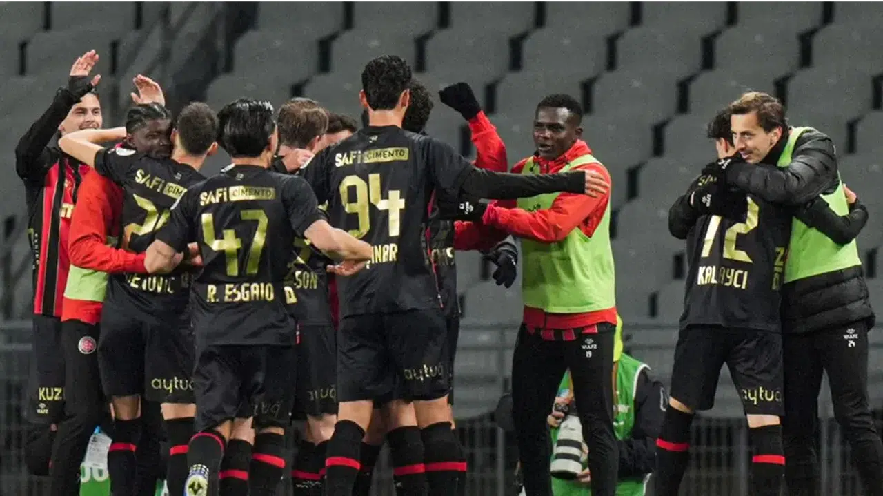 Atatürk Olimpiyat Stadı’nda Çok Konuşulan Anlar! Karagümrük Tribünleri Fenerbahçe’yi Böyle Ti’ye Aldı