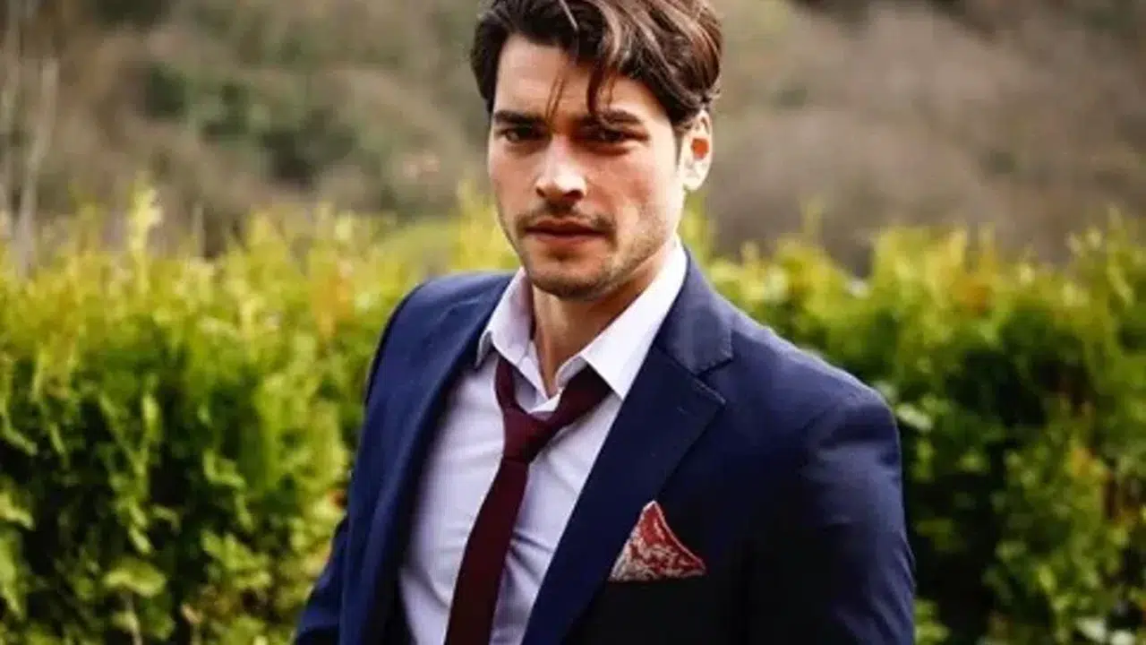 Akın Akınözü kimin oğlu, babası kim, kaç yaşında, ne iş yapıyor?