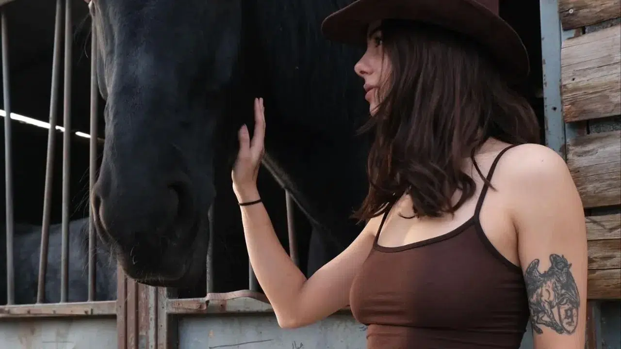 Survivor Beyza Gemici Elektronik Gitar Çalıp Şarkı Söylediği Video Neden Viral Oldu?