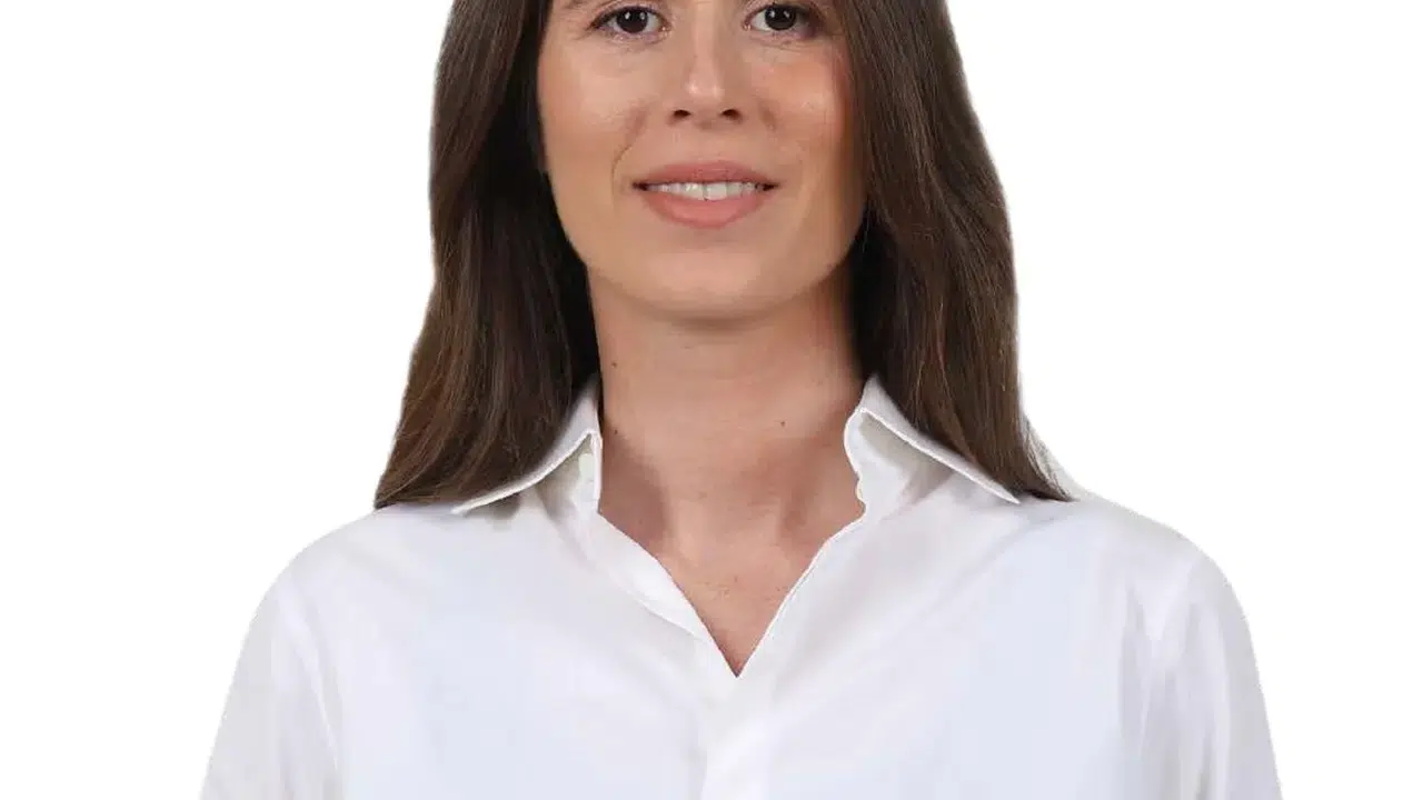 LAL DENİZLİ HAYATI VE KİMDİR! Kimin kızı, ne iş yapıyor, mesleği, eşi kim ve kariyeri?