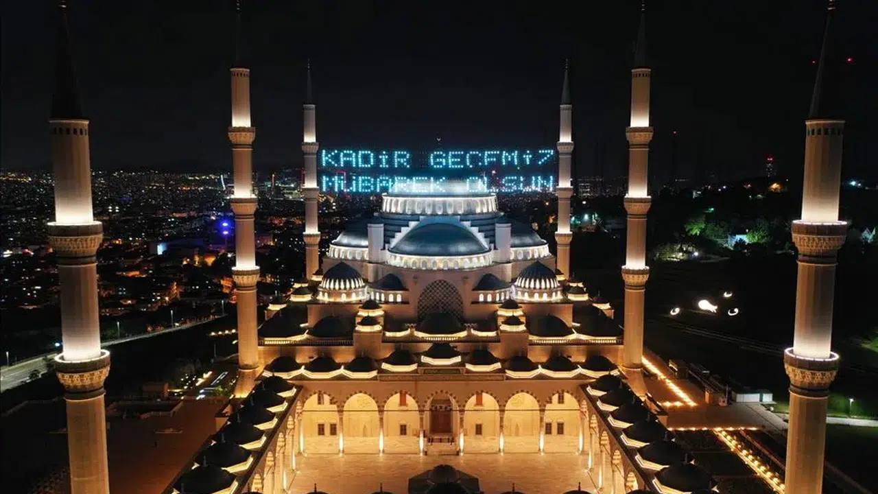 KADİR GECESİ BUGÜN MÜ? Kadir Gecesi’nde Yapılacak İbadetler Neler?