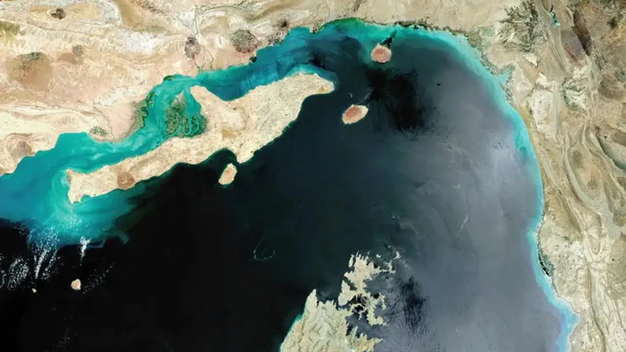 Hürmüz Boğazı’nda Gerilim! İran, Geçiş Yapan Tankeri Vurdu