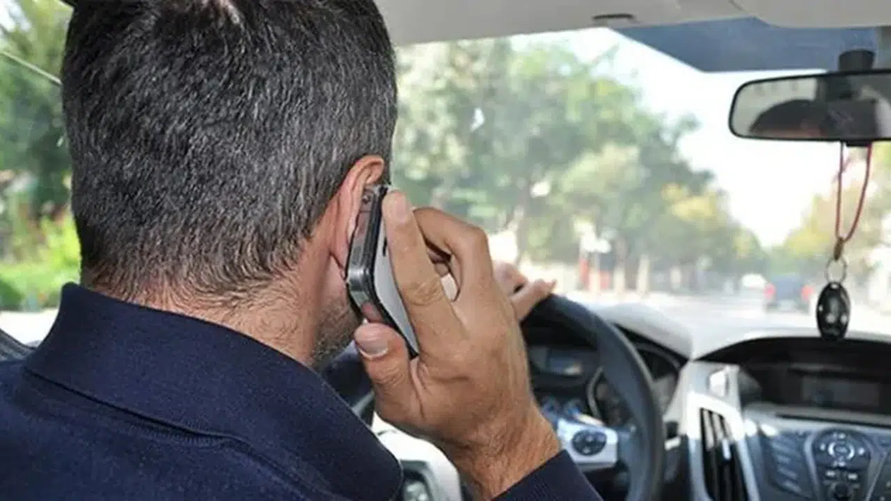 ARABADA TELEFONLA KONUŞMANIN CEZASI NE KADAR! Ehliyet Puanı Düşer mi, Ehliyete El Konulur mu?