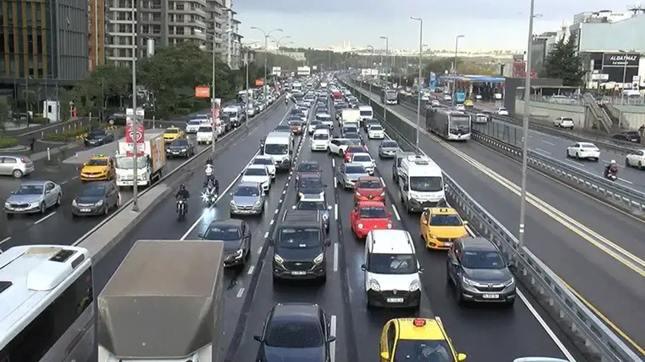 Sürücüler dikkat! Karayollarında kritik noktalarda trafik kontrollü ilerliyor