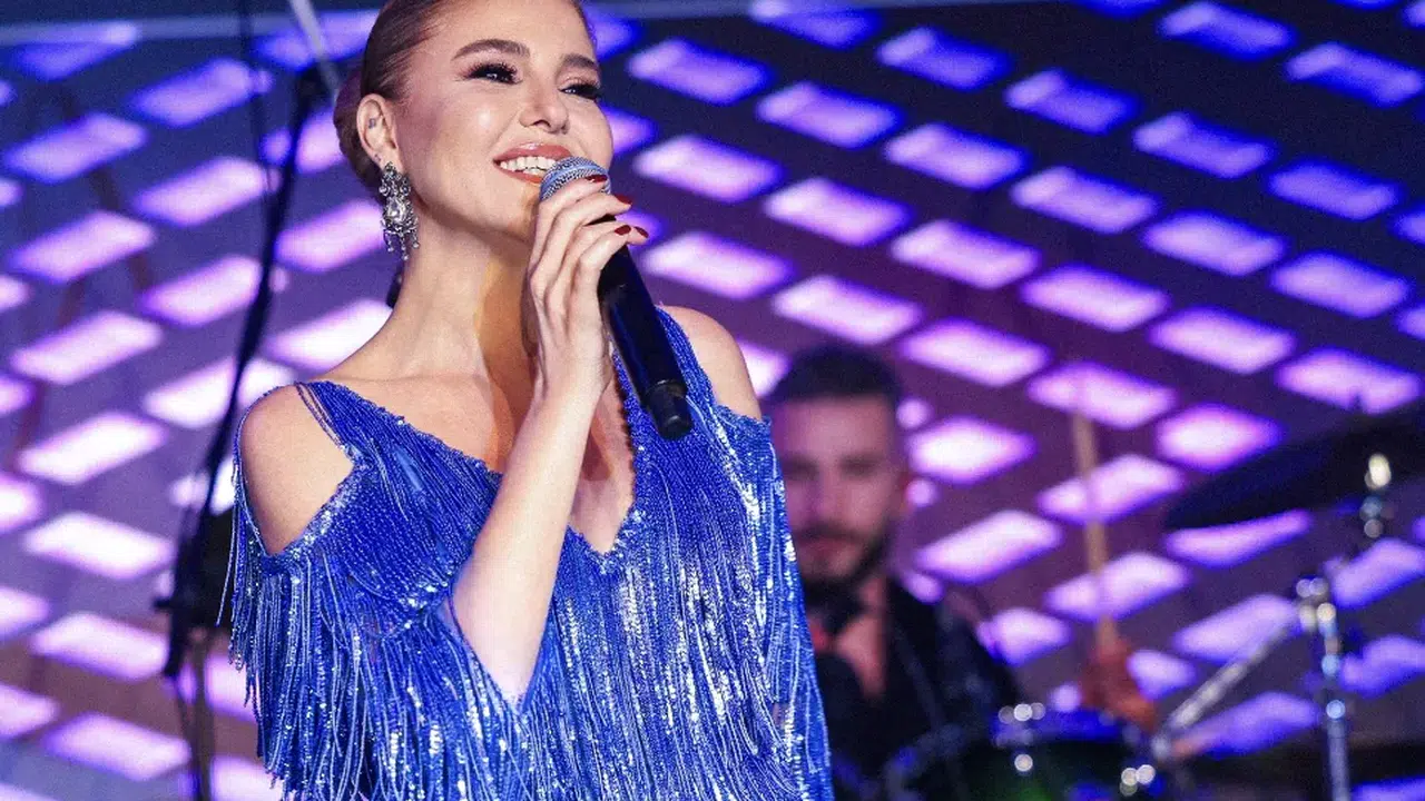Gülben Ergen Antalya sahnesinde enerjisiyle geceye damga vurdu