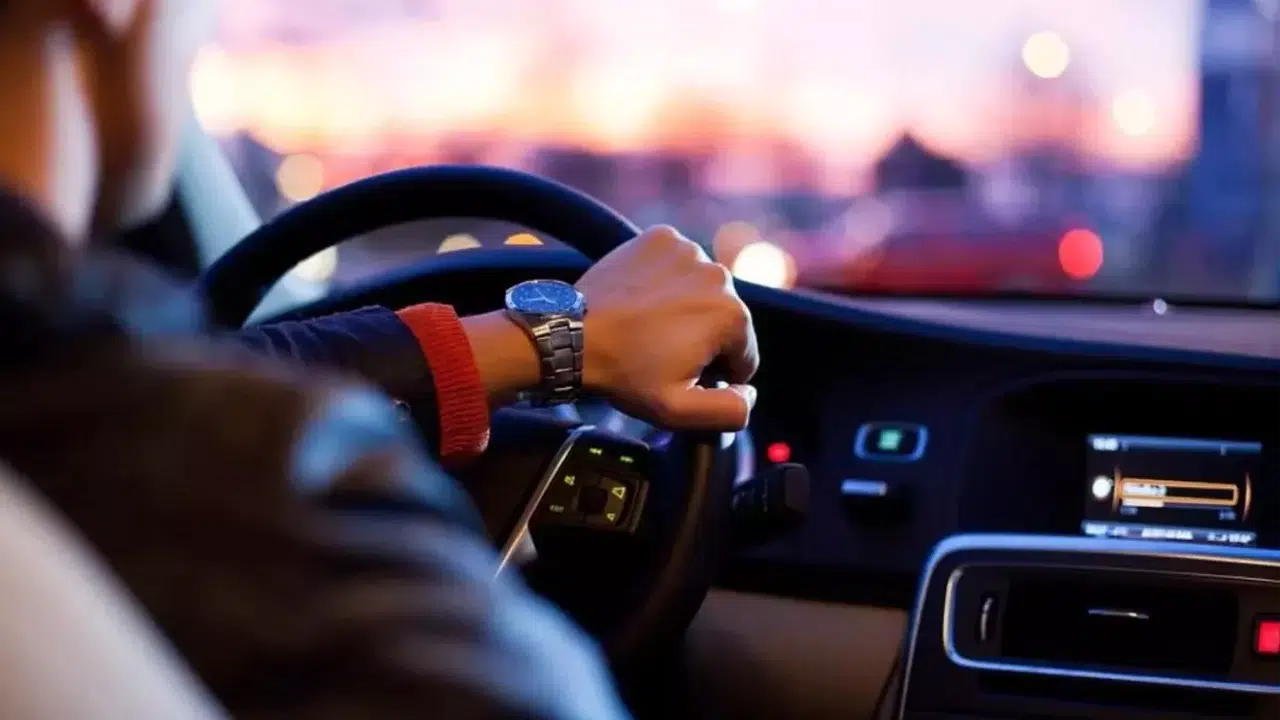 RÜYADA BAŞKASININ KULLANDIĞI ARABAYA BİNMEK NE ANLAMA GELİR? Rüyada başkasının kullandığı arabaya binmek nasıl yorumlanır?