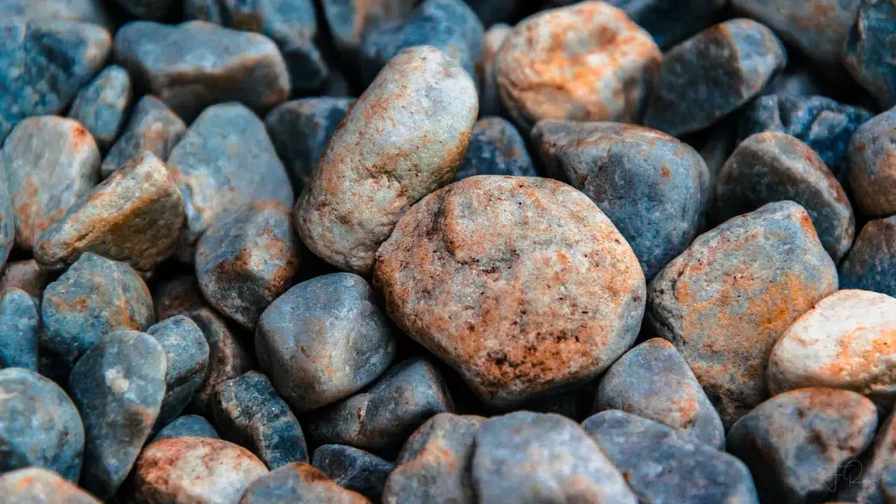 RÜYADA TAŞ GÖRMEK, RENKLİ TAŞ GÖRMEK NE DEMEK? Taş Düşürdüğünü ve Taş Attığını Görmek Ne Demek?