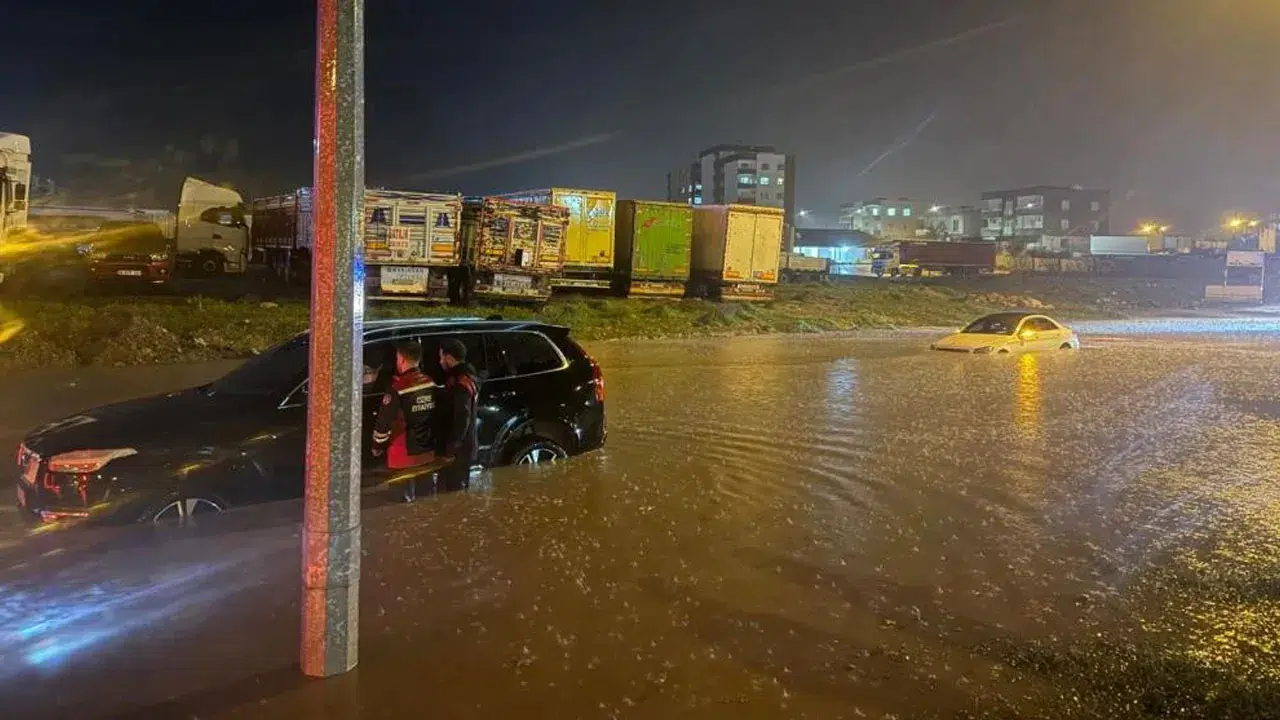 Şırnak’ta sağanak felakete dönüştü: Köy yolları sular altında kaldı