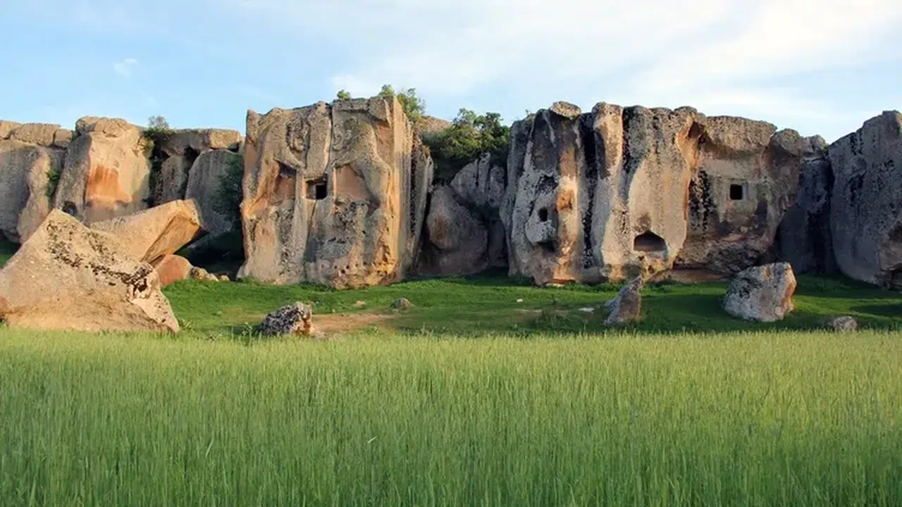 Friglerin Gizemli Dünyası! Afyon’daki Aslantaş ve Yılantaş Büyülüyor