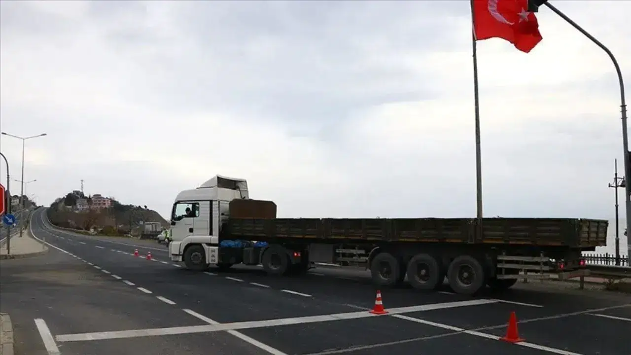 Düzce-Akçakoca hattında trafik durdu! Makas atan tır yolu kapattı