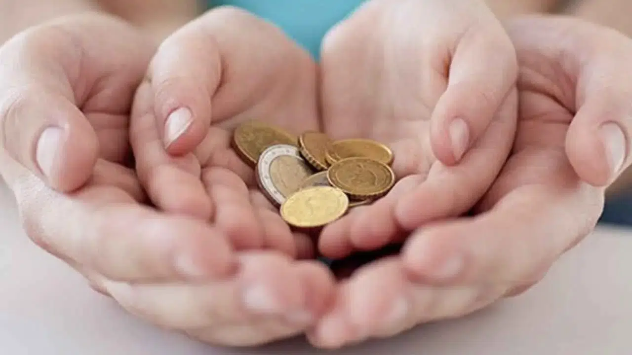 FİTRE KİMLERE VERİLMELİ! Eşe fitre düşer mi, yoksul akrabaya fitre verilebilir mi?