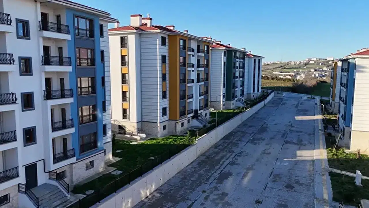 DEPREM KONUTLARI 2026 TAKSİT TUTAR LİSTESİ! Deprem Konut Fiyatları Ne Kadar, Aylık Taksit Kaç Lira, Peşin Ödeme İndirimi Ne Kadar, Köy Evi Taksitleri Kaç TL?