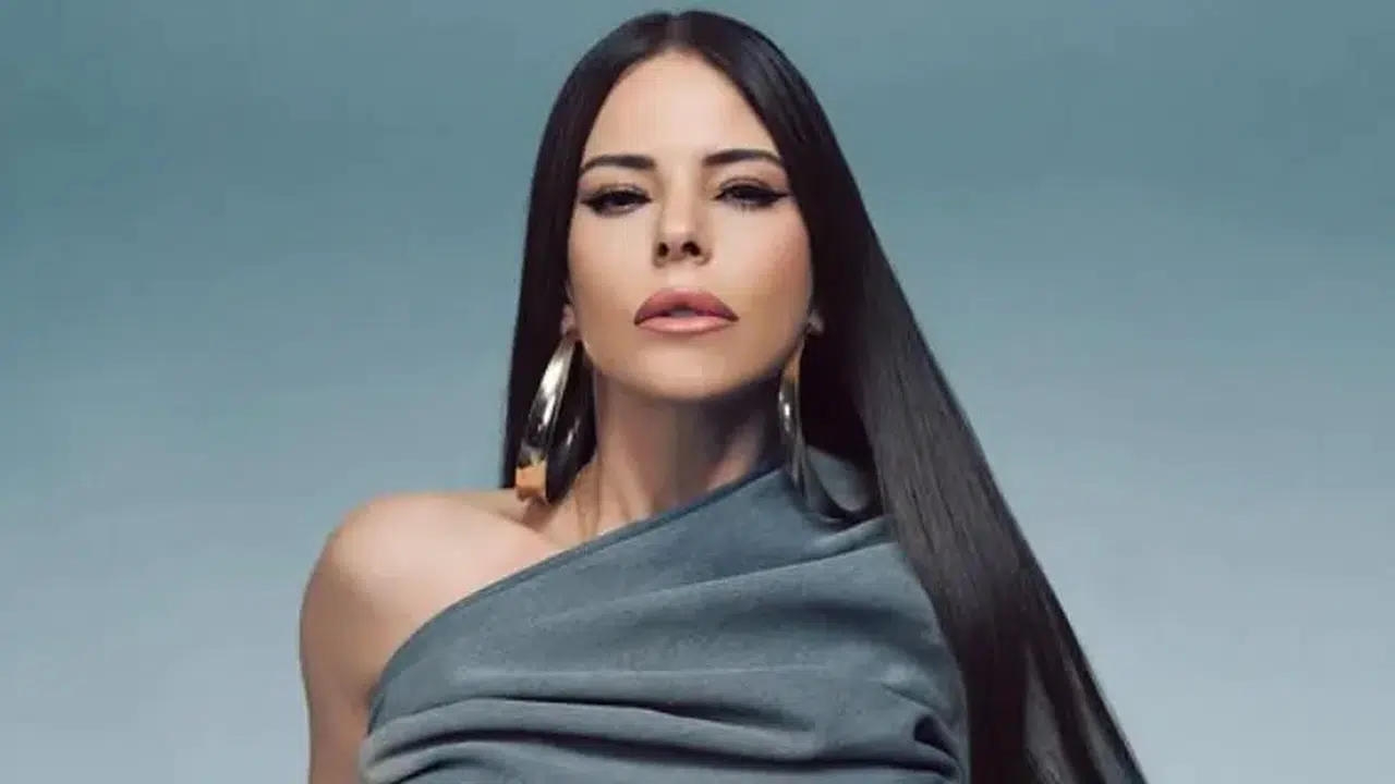 SİMGE SAĞIN KİMİNLE SEVGİLİ! Sevgilisi ne iş yapıyor, çiçeği kim aldı?