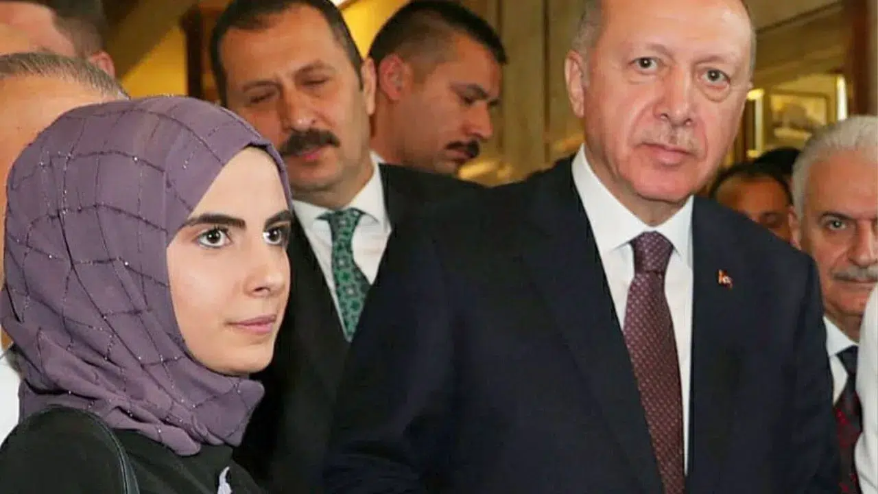 ELİF LAÇİN KAÇ YAŞINDA! Nereli ve Hangi Alanlarda Çalışıyor?