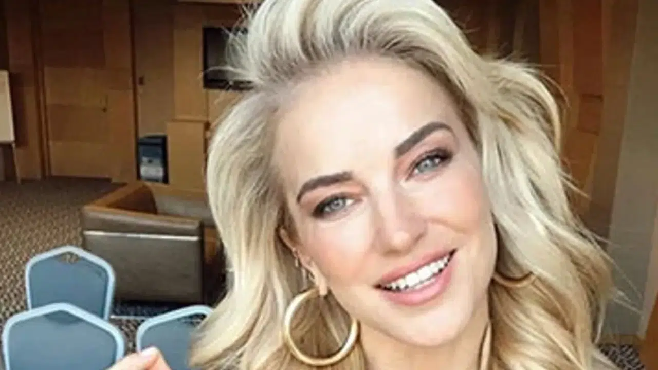 BURCU ESMERSOY İLK HALİ! Estetik Yaptırdı mı, Eski Hali Nasıldı?