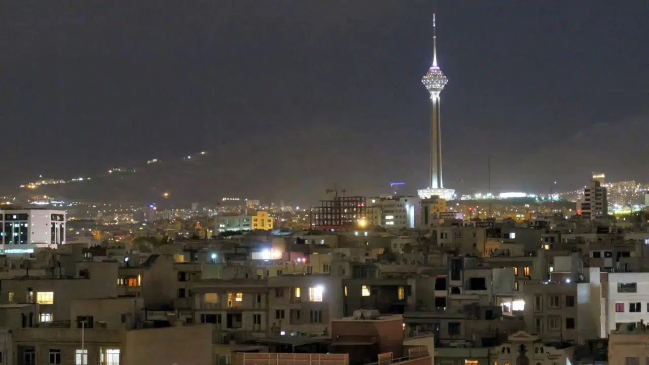 Patlamalar Sonrası Tahran’da Korkutan Görüntüler! Gökyüzü Siyaha Büründü