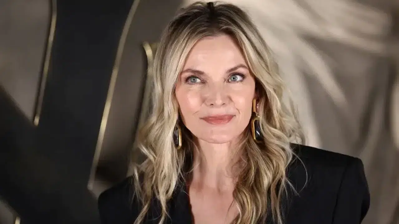 Paris’te Görüntülendi! Michelle Pfeiffer Yeni Dizisinin Galasında Ortaya Çıktı