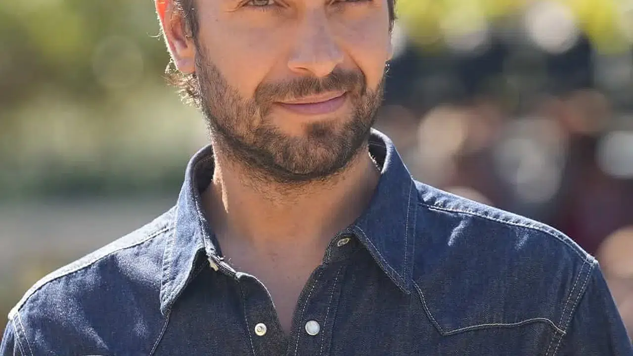 Taşacak Bu Deniz Oyuncusu Ulaş Tuna Astepe İrem Haznedar ile Aşk mı Yaşıyor?