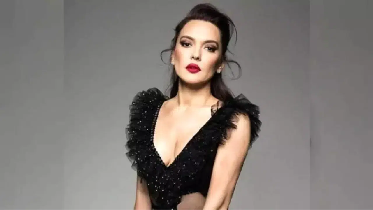 Demet Akalın Eski Tarzına Döndü! Platin Sarısı Saçlarıyla Yeni Pozlar