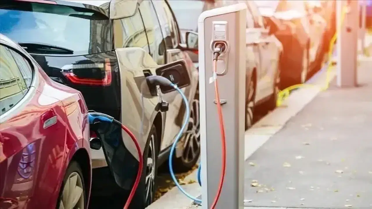 TÜİK VERİLERI AÇIKLANDI! Araç Satışları Düştü mü? Elektrikli ve Hibrit Araçlar Neden Yükselişte?
