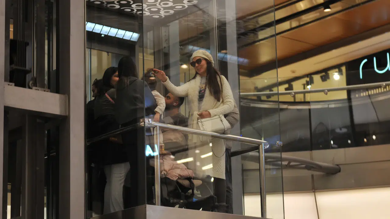 Ece Gürsel Nişantaşı City’s’te görüntülendi: Yeni şarkı klibi için toplantı yaptı