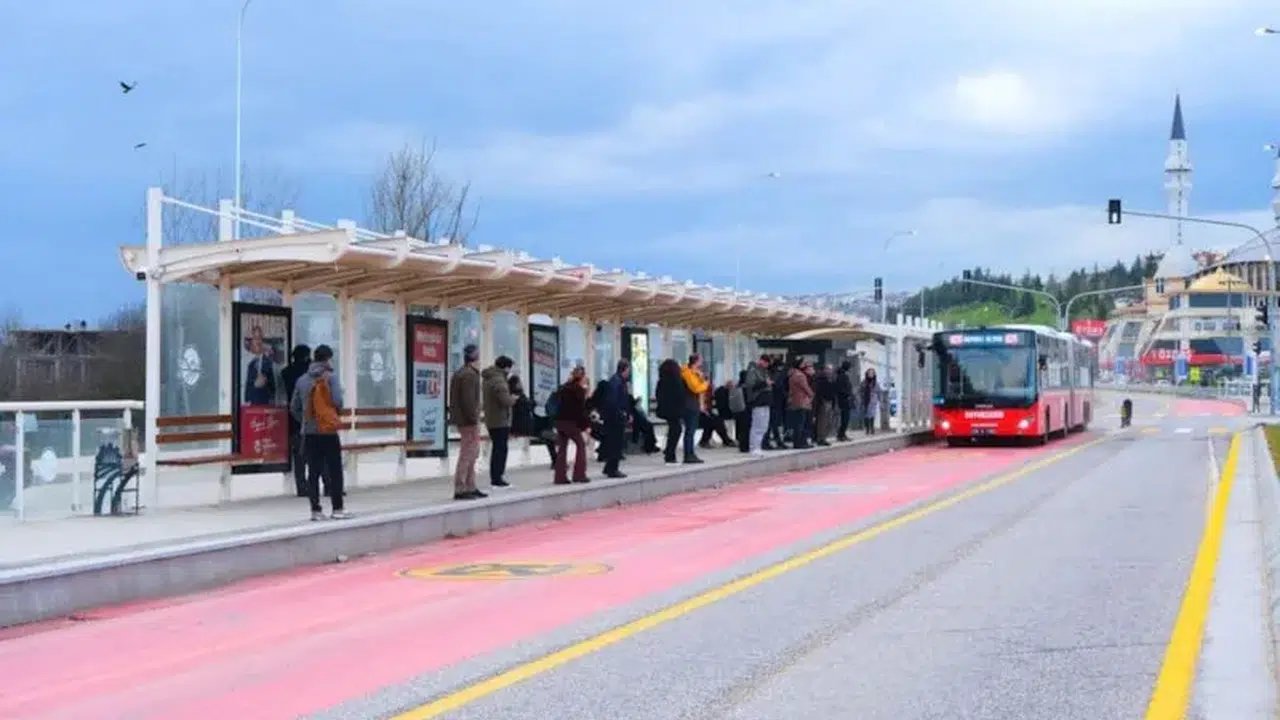 Sakarya'da Metrobüste Şaşırtan İtiraf! 'Oy Vermediğime İlk Kez Pişman Oldum'