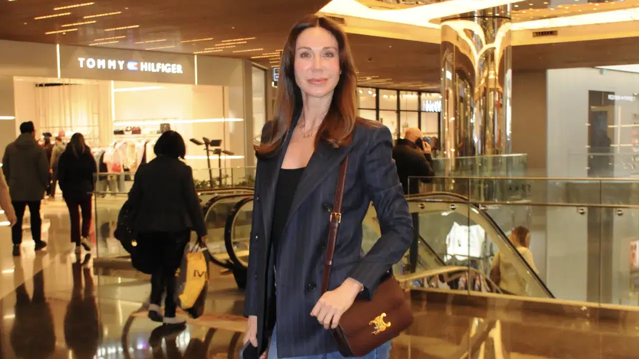 Güzel manken Demet Şener arkadaşlarıyla yemek buluşmasına hazırlanıyor