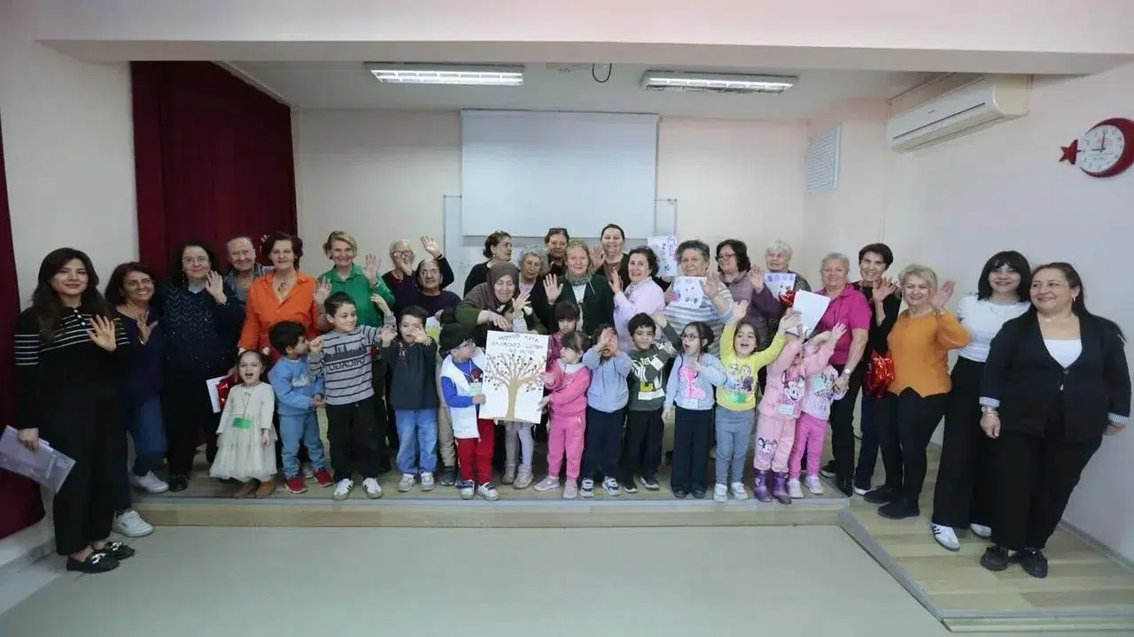 Konak Belediyesi İleri Yaş Sağlıklı Yaşam Merkezi’nde Yaşlılar Haftası Etkinliği Nedir? Mutlu Çocuklar ile Bayram Neşesi Nasıl Yaşandı?