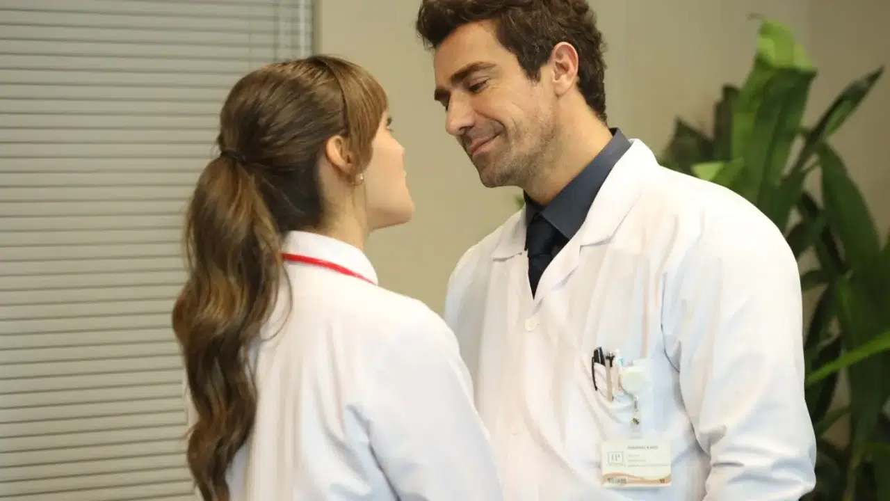 DOKTOR: BAŞKA HAYATTA OYUNCULARI KİM! İbrahim Çelikkol ve Sıla Türkoğlu kimi oynuyor?