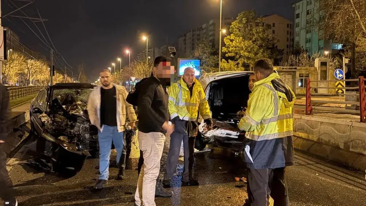 Kayseri’de Gece Kazası: Alkollü Sürücü Reklam Aracına Çarptı