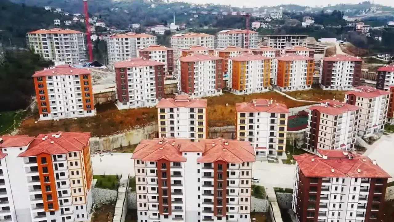 TOKİ İSTANBUL KURA ÇEKİMİ GÜNLERİ 2026 TAKVİMİ! TOKİ İstanbul kura çekimi 2026 ne zaman, ilçe ilçe kura tarihleri, Avrupa - Anadolu Yakası günleri belli oldu mu?