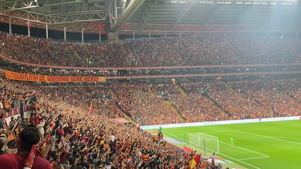 GALATASARAYLI TARAFTARLAR LİVERPOOL MAÇINA GİDEBİLECEK Mİ! Yasak kalktı mı, UEFA neden ceza verdi, Juventus maçında ne yaşandı?