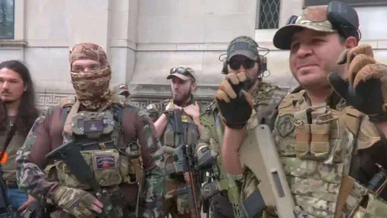 Virginia’da Silah Yasası Gerginliği, Protestocular Meclis Önünde Toplandı