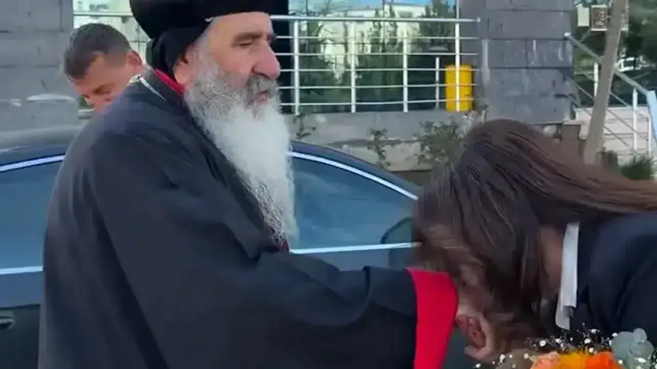 TÜRKAN KAYIR KİM! Hristiyan Mı Müslüman Mı,Süryani Başpiskoposu Melke Ürek’in Elini Neden Öptü?