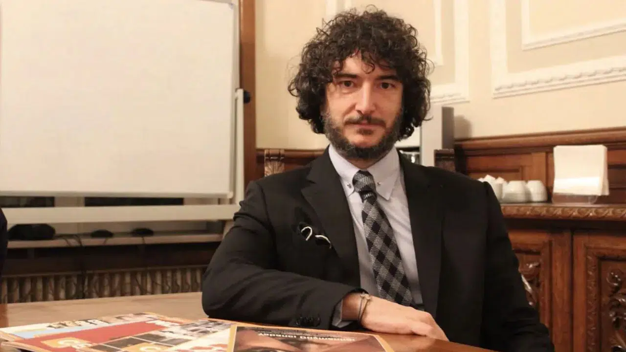 GÖNENÇ GÜRKAYNAK KİMDİR VE HAYATI! Ne iş yapıyor, babası ve eşi kim?