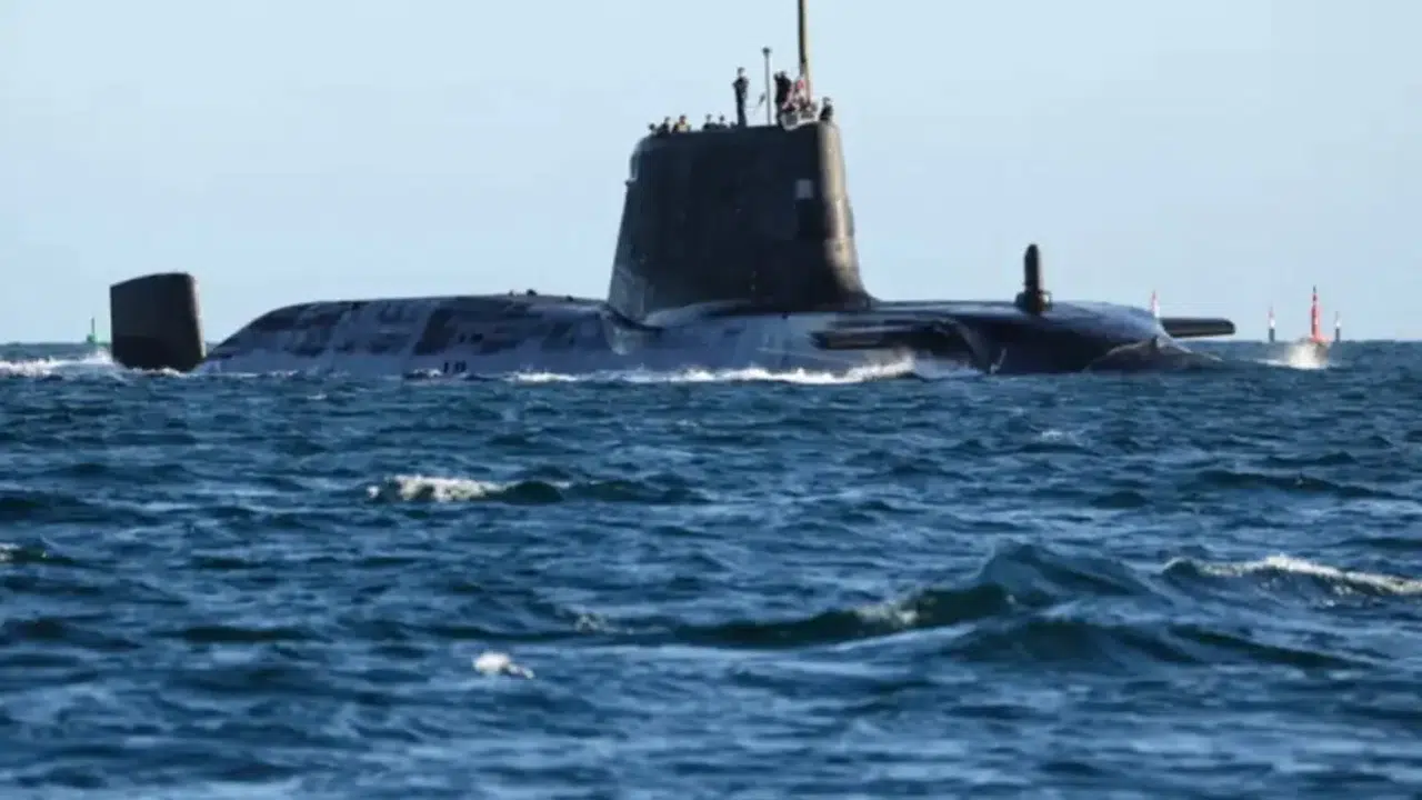 İngiltere gizlice harekete geçti! Nükleer denizaltı İran'a 1600 km mesafede
