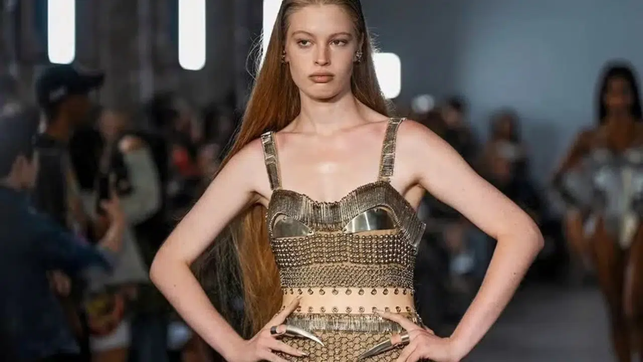 Cinsiyet Geçişi Sonrası Paris Moda Haftası’nda! Vivian Jenna Wilson’un tarzı objektiflere yansıdı